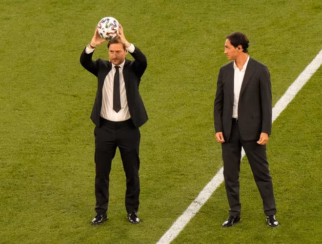Sau đó, 2 huyền thoại của bóng đá Italia là Alessandro Nesta và Francesco Totti xuất hiện với trái bóng chính thức của VCK EURO 2020.