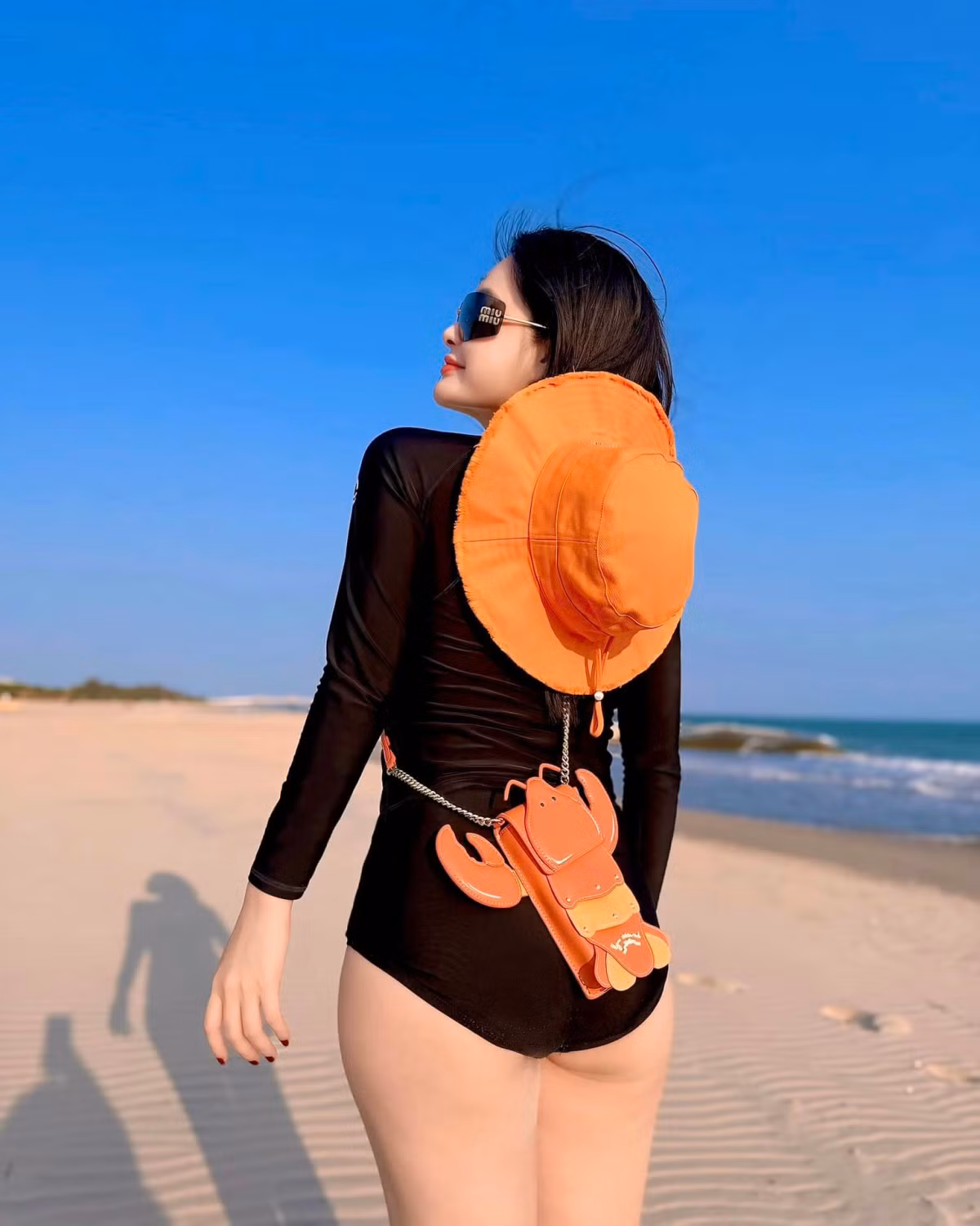Mỗi lần vi vu, "nữ đại gia quận 7" luôn đầu tư mua mới nhiều kiểu trang phục, phụ kiện hàng hiệu từ các nhà mốt lớn của Pháp, Italy...