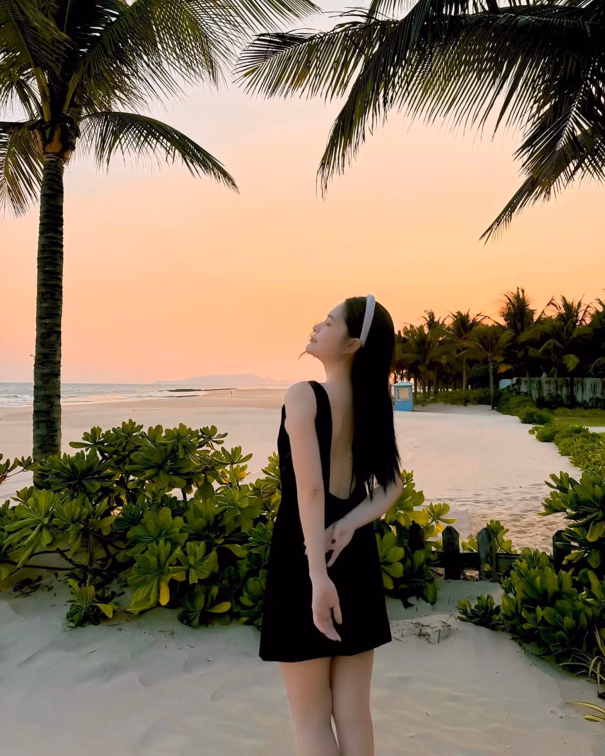 Đoàn Di Băng ngắm hoàng hôn ở Hồ Tràm cùng bộ đồ liền khoét lưng sâu.