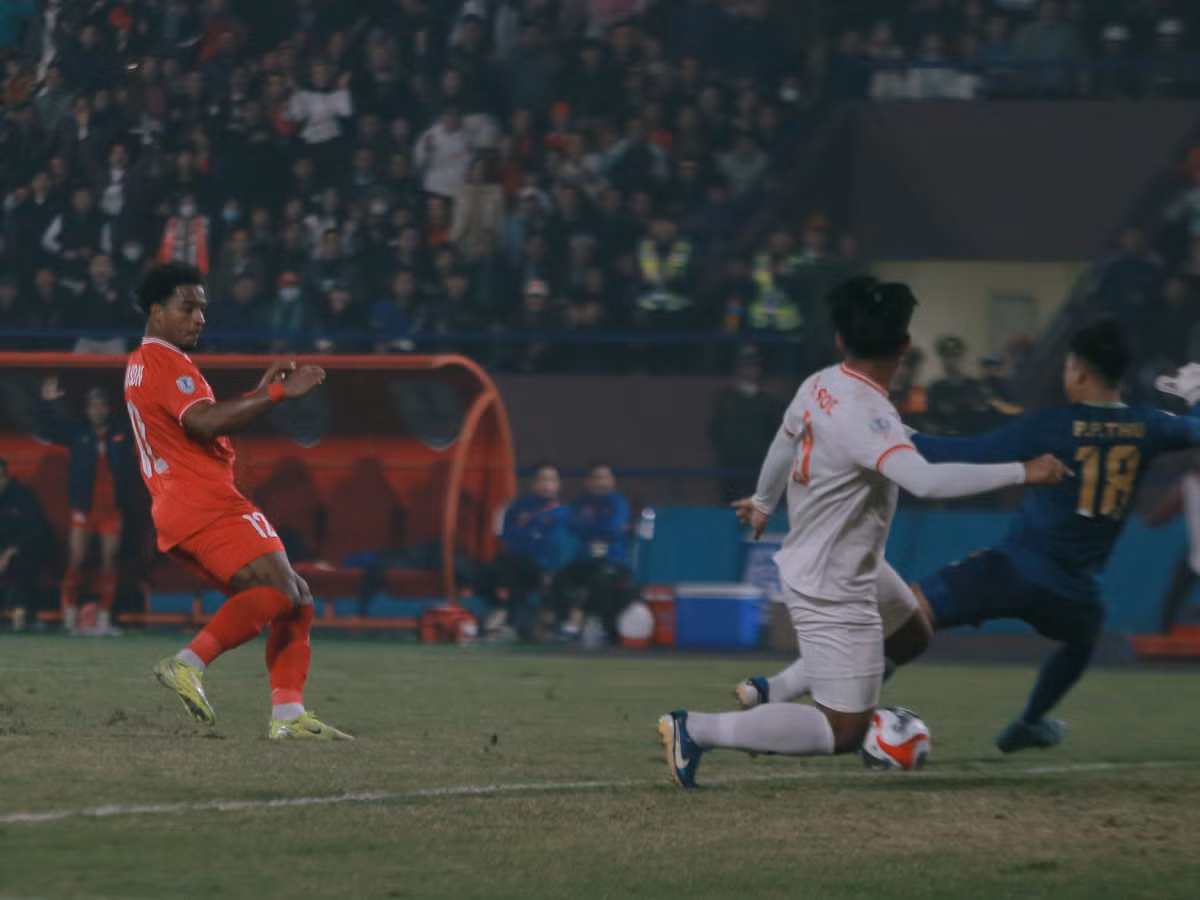 Đến phút 55, chính Xuân Son là người ghi bàn nâng tỷ số trận đấu lên 2-0 bằng pha cắt bóng chéo thành khiến thủ thành Myanmar bó tay.
