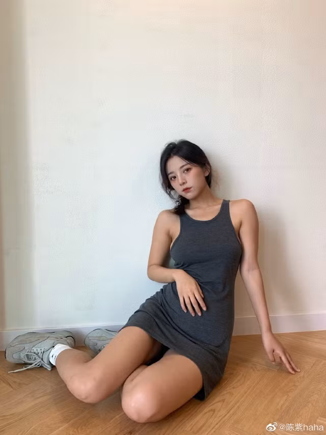 Chen Zi cũng rất chịu khó cập nhật các hình ảnh, đương nhiên là vẫn với phong cách không thể gợi cảm hơn của mình.