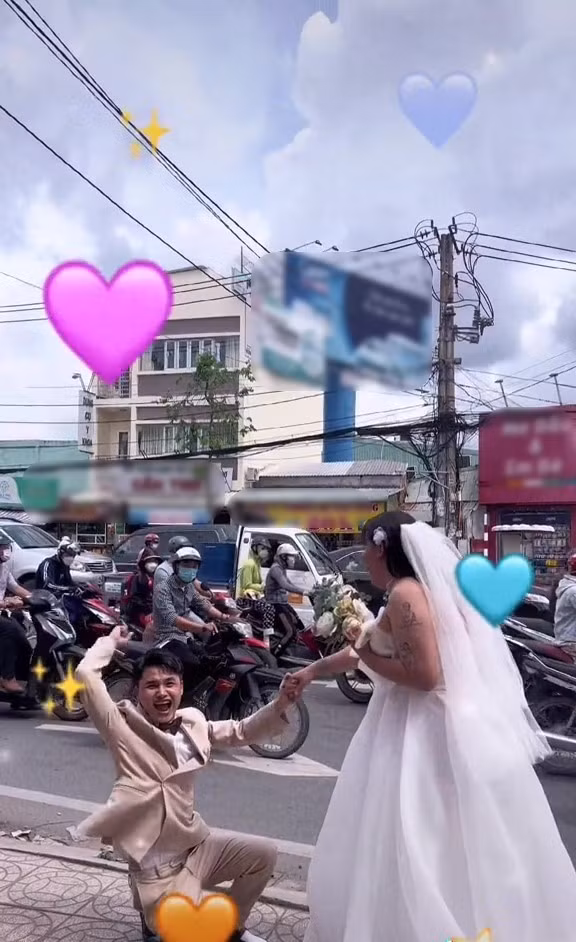 Mở đầu video là lời tỏ tình của cô nàng Kim Liên cho “nửa kia” của mình. Cô nàng hét lớn: “Hải Vót, em yêu anh”. Đáp lại tình cảm của bạn gái, anh chàng Hải Vót cũng nói lớn rằng: “Mai Kim Liên, anh cũng yêu em”.