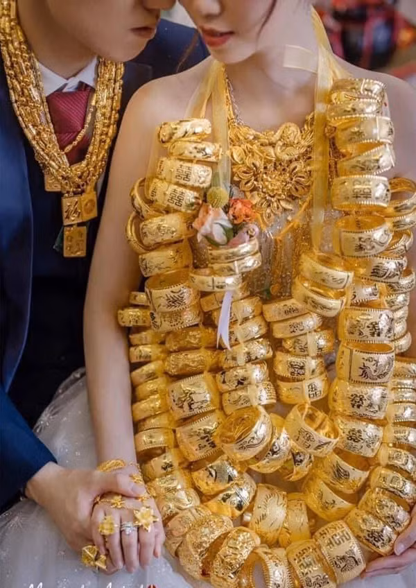 Bởi nếu nhà gái thật sự nhận 18 quang gánh sính lễ sẽ khiến nhà trai chịu áp lực về kinh tế rất lớn và đây cũng có thể trở thành lý do khiến nhiều thanh niên e ngại chuyện cưới xin do chi phí tổ chức hôn lễ quá tốn kém.