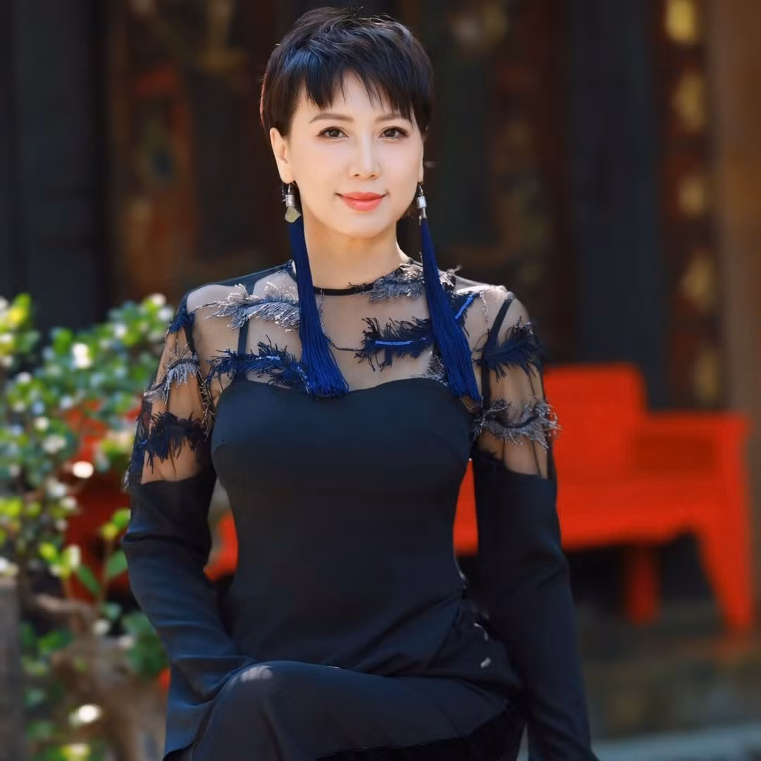 Nguyên nhân bởi lần đầu Văn Hậu được đặt chân vào nhà của Doãn Hải My là khi cô nàng bị gãy chân, hậu vệ sinh năm 1999 đã lập tức chạy đến và xin phép bố mẹ bạn gái để được đỡ nàng lên nhà.