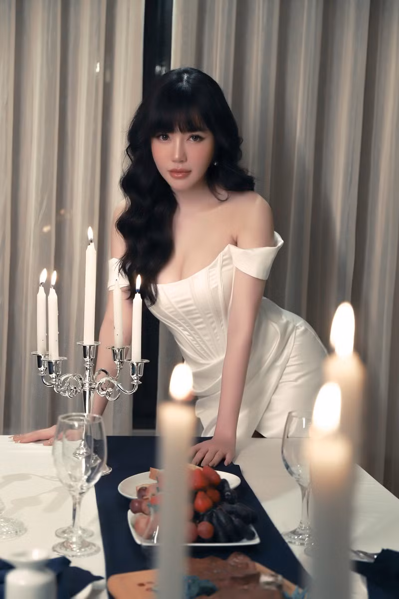 Từ khi sinh cô con gái đáng yêu Cadie Mộc Trà và con trai Alfie Túc Mạch, Elly Trần không còn hoạt động nghệ thuật sôi nổi nữa. Thay vào đó, gái xinh 8X này dành nhiều thời gian cho tổ ấm của mình, chăm chút cuộc sống hạnh phúc của 3 mẹ con.