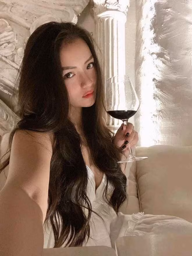Hiện tại, sau hơn 10 năm nổi tiếng trên mạng, người ta không còn thấy bóng dáng của Thủy Top ngày xưa nữa, thay vào đó là một cô nàng Huỳnh Minh Thủy chín chắn và điềm tĩnh. Sau khi du học trở về, cô nàng đã thành lập công ty kinh doanh với vai trò CEO.