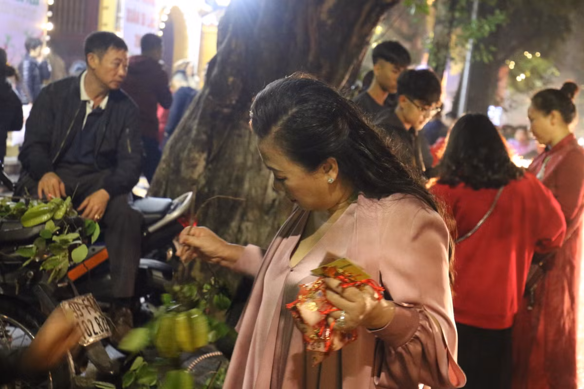 Người dân tranh thủ mua lộc và muối đầu năm tại chùa Quán Sứ - Hà Nội.