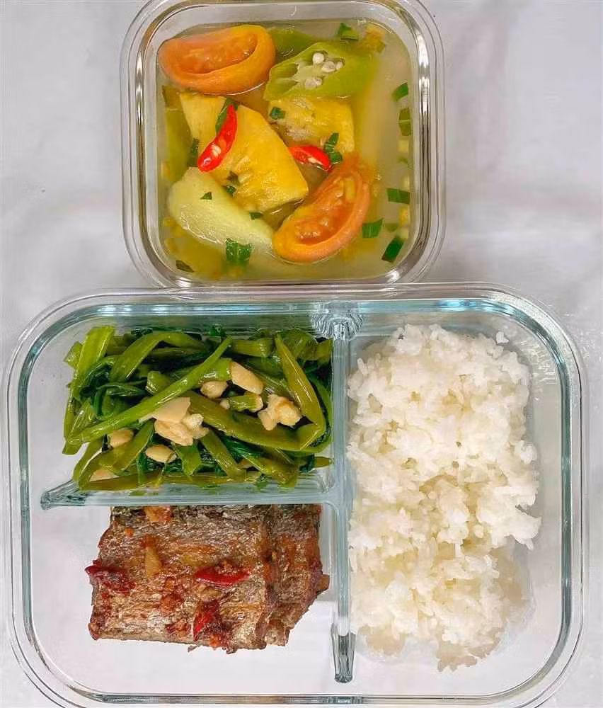 Việc chuẩn bị cơm hộp cho chồng mang đi làm không chỉ đảm bảo sức khỏe mà còn giúp bồi dưỡng tình cảm vợ chồng cô mỗi ngày.