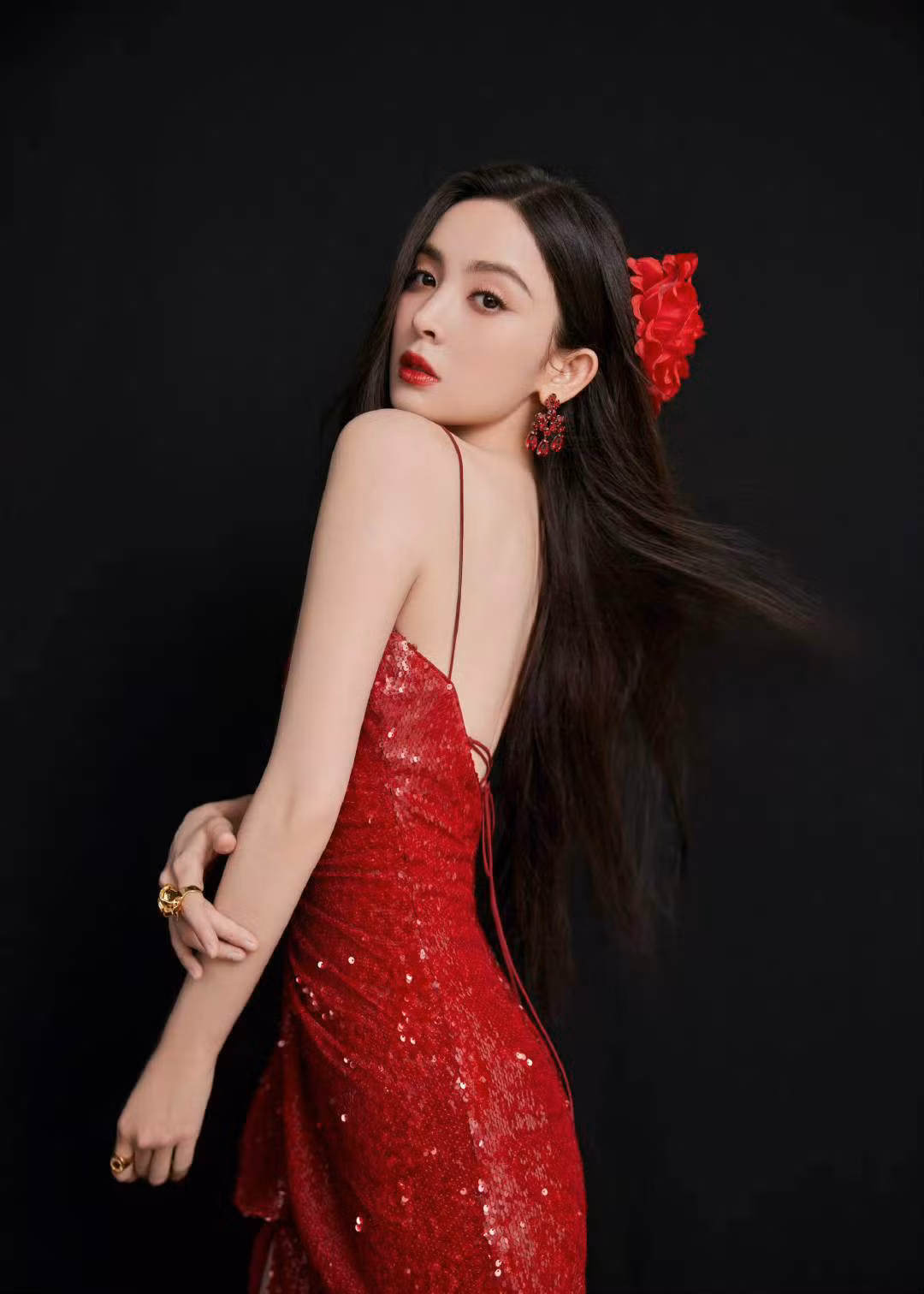 Lợi thế hình thể giúp Cổ Lực Na Trát dễ dàng chinh phục nhiều kiểu trang phục gợi cảm như xuyên thấu, bó sát, hay cắt khoét.