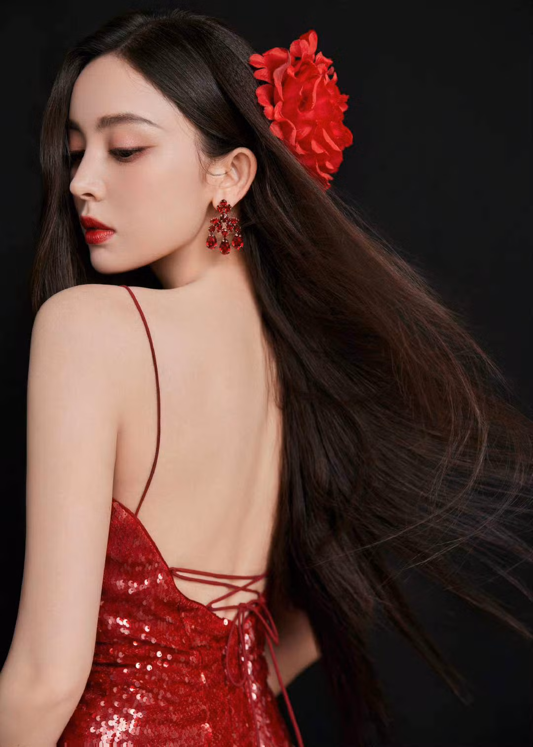 Sinh ra ở Tân Cương - miền đất hội tụ những mỹ nhân hàng đầu Trung Quốc, Cổ Lực Na Trát sở hữu nhan sắc được ví như "Tiên nữ giáng trần" cùng body đồng hồ cát quyến rũ, chiều cao lên đến 1m72 và đôi chân dài 1m12.