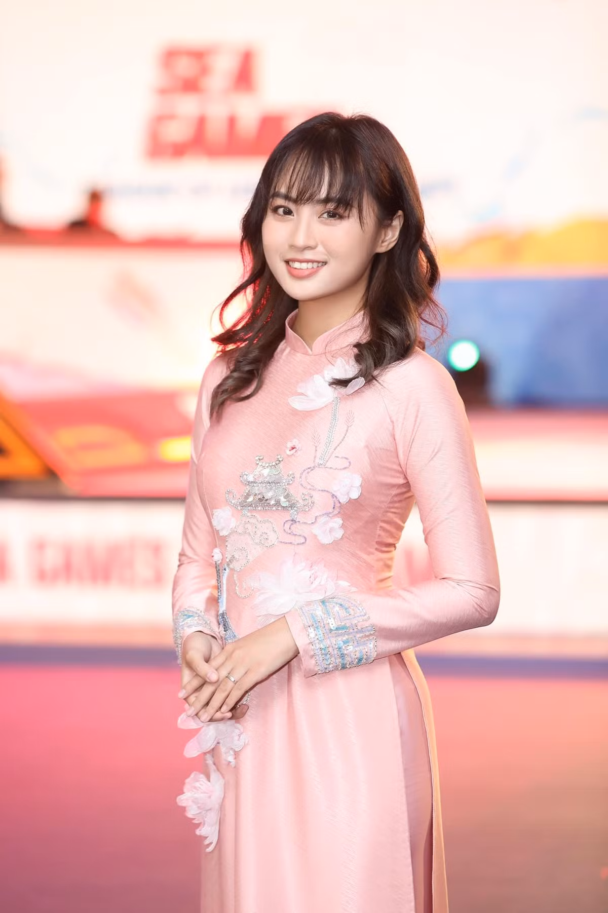 Minh Nghi xinh đẹp trong tà áo dài khi dẫn bộ môn Esports tại SEA Games 31.