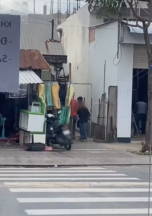 Mọi hành động của cô gái đã nằm gọn trong video của hàng xóm và có thể sẽ nhanh đến tay phụ huynh. Ngay sau khi chia sẻ, đoạn video đã nhận được sự quan tâm của nhiều người.
