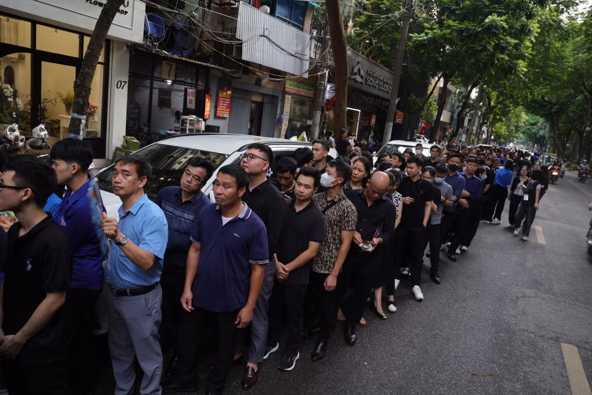 Như đã thông báo, địa điểm viếng Đồng chí Tổng Bí thư Nguyễn Phú Trọng tại nhà tang lễ Quốc gia số 5 Trần Thánh Tông sẽ bắt đầu cho người dân xếp hàng lúc 18h ngày 25/7. Tuy nhiên, ngay từ rất sớm, người dân ở Hà Nội cũng như những tỉnh lân cận đã xếp hàng dài đến hàng cây số trên những con phố xung quanh như Hàn Thuyên, Hàng Chuối, Lò Đúc....