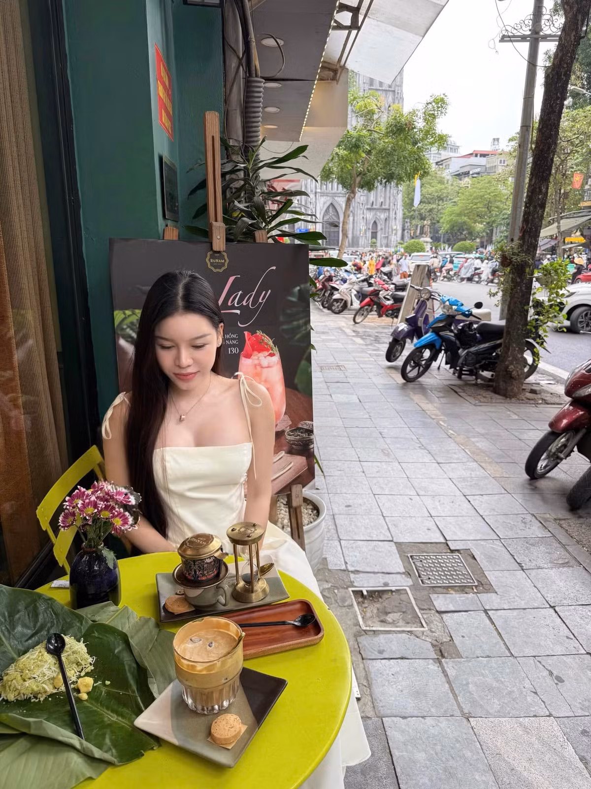 Sau sinh chưa đầy 1 tháng, Yến Xuân đã bắt đầu nhận học viên dạy online, giúp những người mong muốn có vóc dáng và sức khoẻ tốt có những bài tập phù hợp.