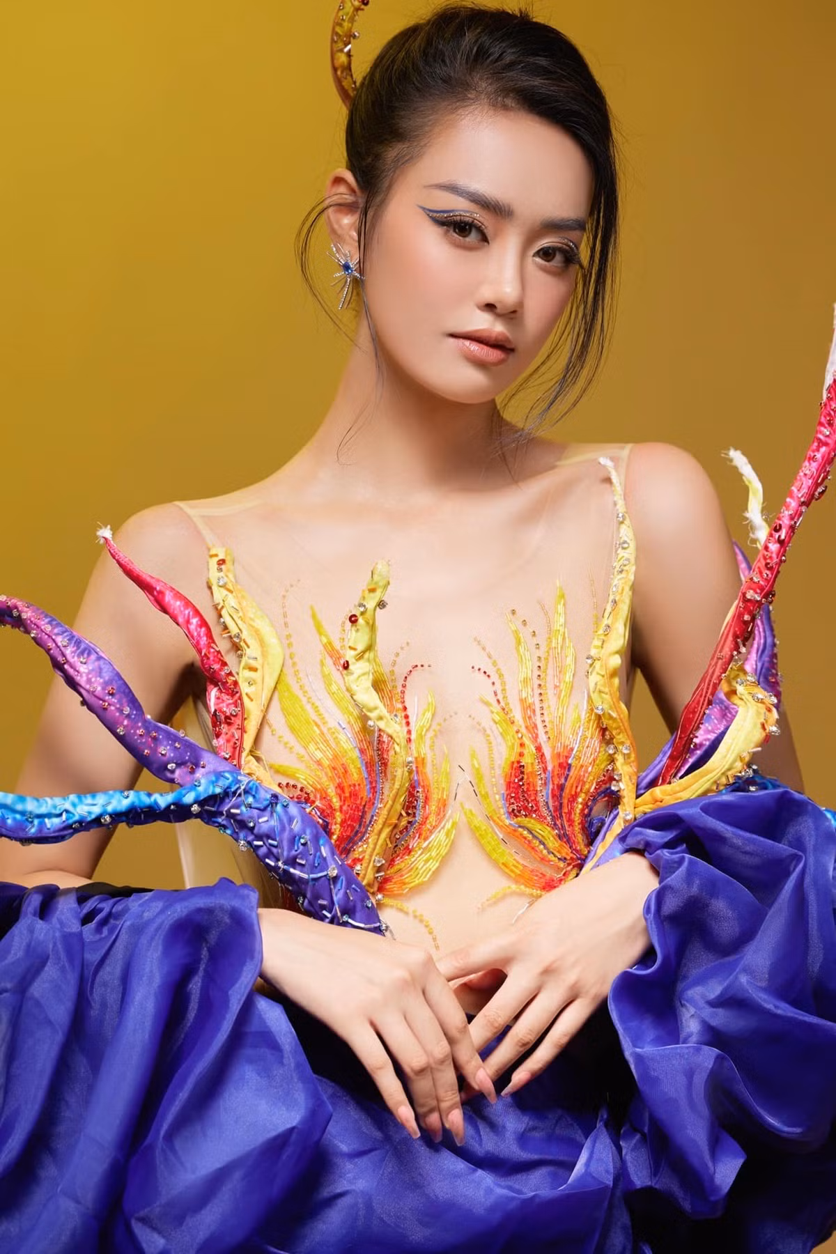 Trên fanpage cuộc thi, nhiều khán giả khen Khánh Linh tự tin, gương mặt sáng sân khấu.