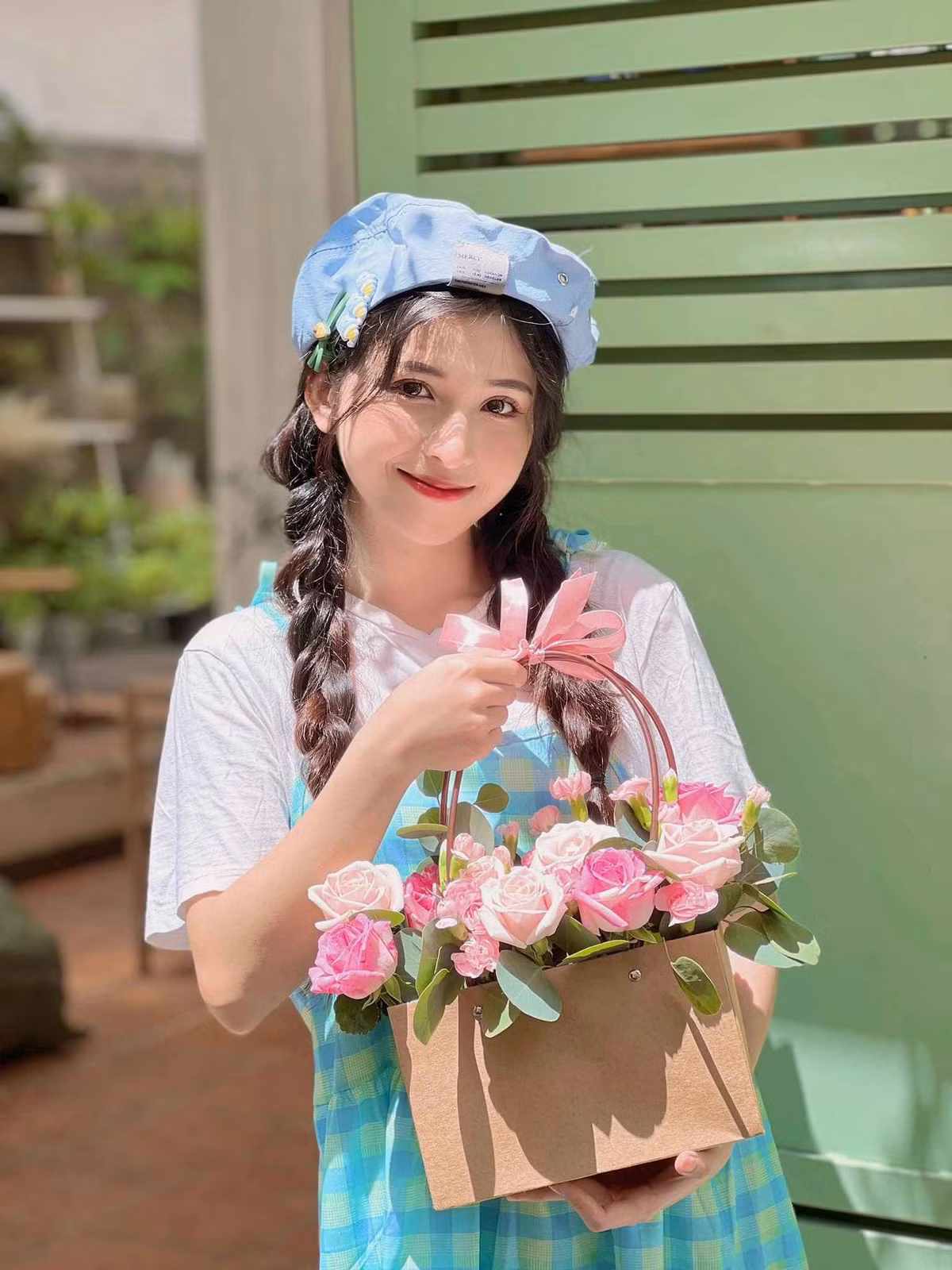 Hot girl quê Cà Mau cho biết buổi ghi hình có nhiều kỷ niệm nhưng cô chưa thể tiết lộ vì liên quan đến nội dung MV