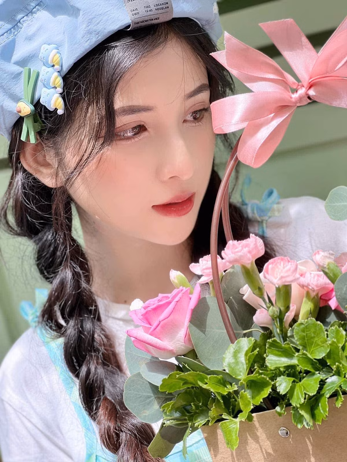 Ngoài ca hát, Minah Phạm còn tham gia diễn xuất cho các dự án âm nhạc, đồng thời là nhà sáng tạo nội dung với hơn 560.000 lượt theo dõi trên TikTok