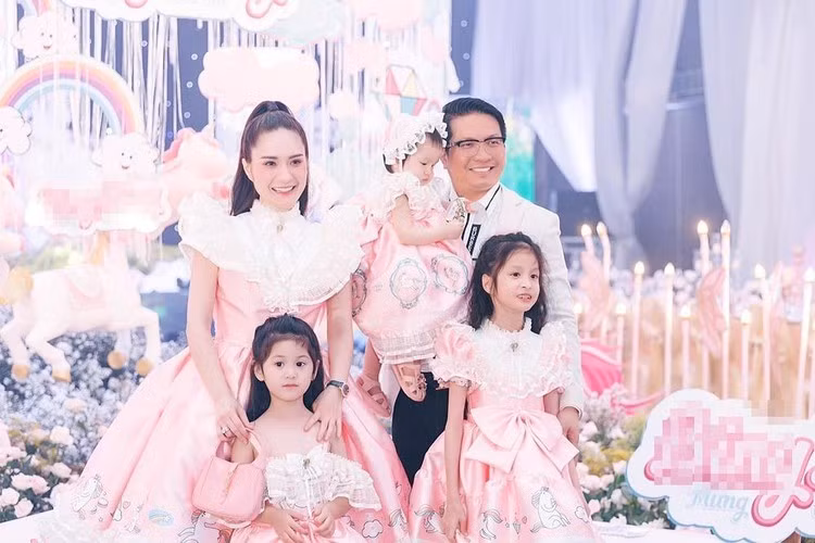 Đính kèm, ông xã Đoàn Di Băng bày tỏ: "Nghe bả công bố tới đâu lòng anh đau tới đó, nào lương tháng 14, nào thưởng tiền, thưởng xe, du lịch, lì xì tại chỗ,... muốn xỉu".