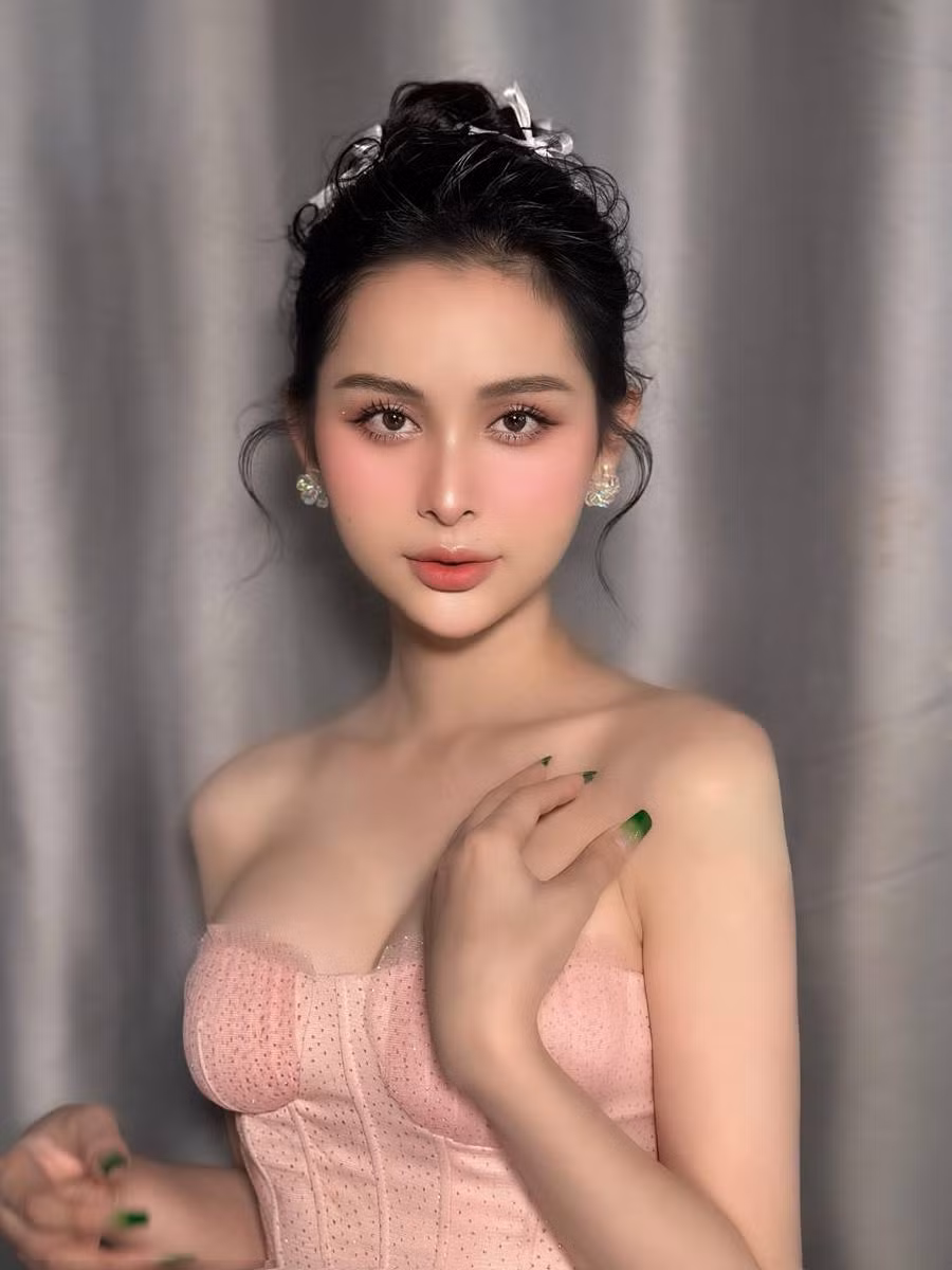 Thân hình dù mảnh mai nhưng vẫn gợi cảm của Tường Vi hút mắt người nhìn. Được biết, Tường Vi cao 1,68m cùng số đo 3 vòng: 83 - 60 - 93cm.