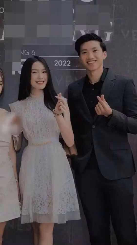 Đoàn Văn Hậu bị 'tóm gọn' tình tứ cùng bạn gái tin đồn Doan Van Hau bi 'tom gon' tinh tu cung ban gai tin don