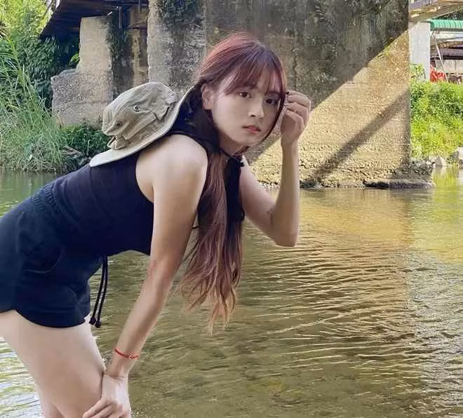 Dù đeo khẩu trang nhưng nhiều người hâm mộ cho rằng, nữ phóng viên sở hữu nhan sắc rất xinh đẹp và ngọt ngào. Ngay sau đó, danh tính của nữ phóng viên trên đã được tìm ra.