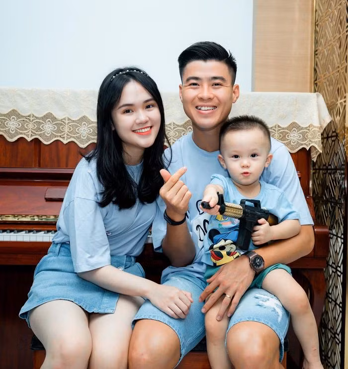 Quỳnh Anh và Duy Mạnh đã chính thức về chung một nhà vào năm 2021 sau 4 năm yêu nhau. Từ lúc công khai yêu nhau, cặp đôi đã nhận về nhiều sự ngưỡng mộ lớn của CĐM bởi sự "xứng đôi vừa lứa".