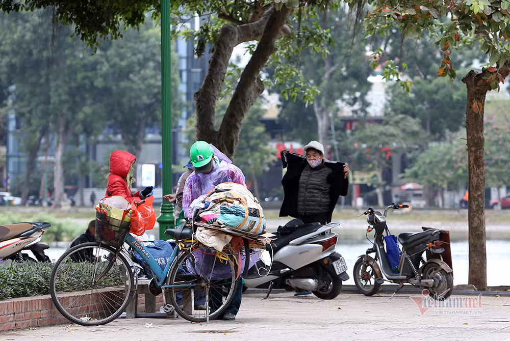 Ngay ret te tai, nguoi Ha Noi trum ao mua xuong pho-Hinh-4