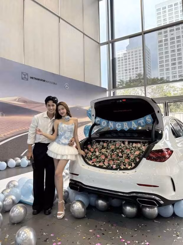 Đăng tải loạt ảnh đi nhận xe, dân mạng xôn xao, trầm trồ, thậm chí bình luận "chỉ biết ước" lẫn "xin vía". Chính người nhận cũng bất ngờ trước món quà khủng đến từ vị trí của hot girl Tây Bắc.