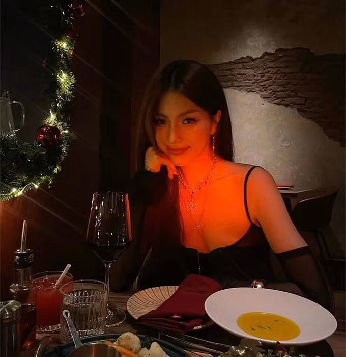 Bạn gái của Minh Bình theo đuổi trường phái quyến rũ, nóng bỏng. Cô nàng thường xuyên khoe ảnh “thiếu vải” và bikini lên trang cá nhân.