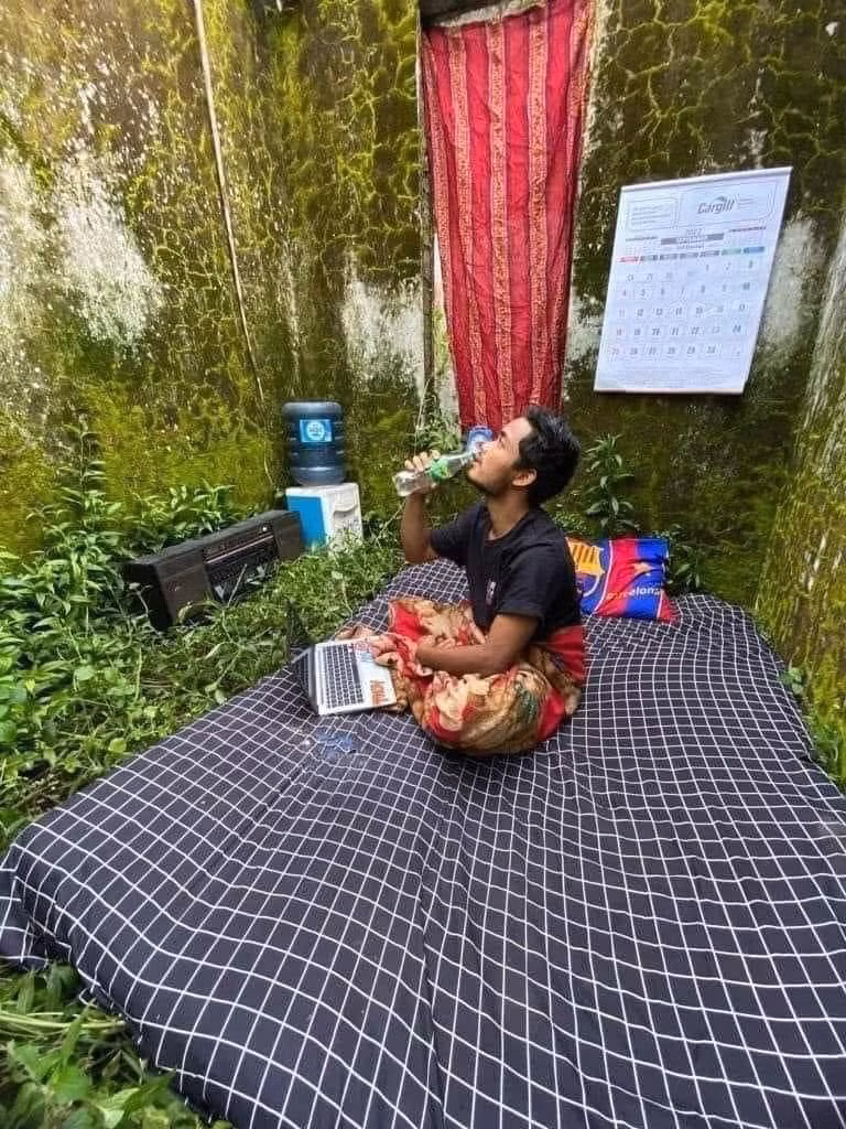 Thay vì được ngủ trong nhà, người đàn ông này phải mang đồ đặc ra một ngôi nhà cũ để có một cuộc sống không vợ.