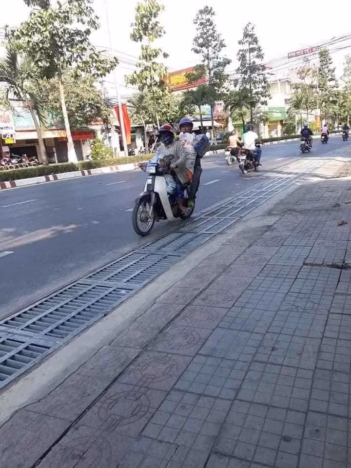 Dan mang buc xuc truoc nhom nguoi lay het hang tu thien mua COVID-19 o Dong Nai-Hinh-5