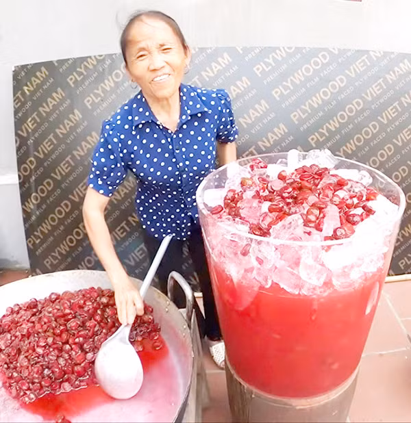 Trước đó, bà Tân từng làm nhiều clip ẩm thực với món trứng đà điểu như món trứng chiên nước mắm đều thành công.