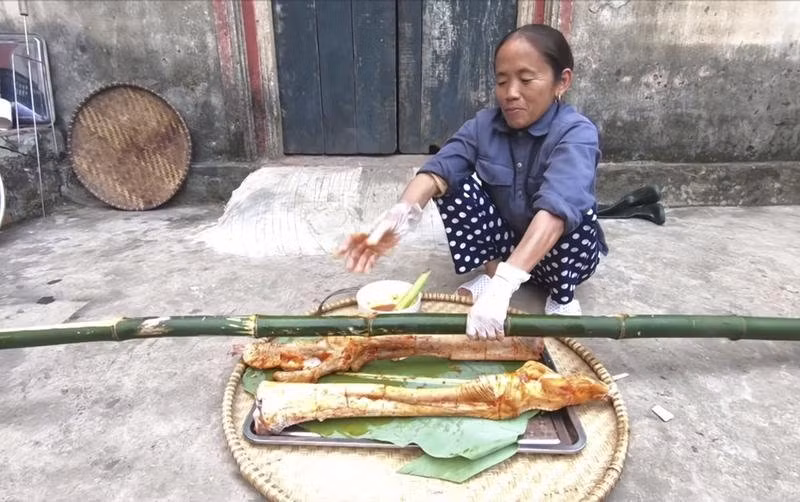 Sau clip, bà Tân rút ra kinh nghiệm: “Đây là lần đầu bà nướng trứng, bà không nghĩ nó sẽ nổ. Qua clip này, bà khuyên các cháu cẩn thận khi nướng trứng nhé”.