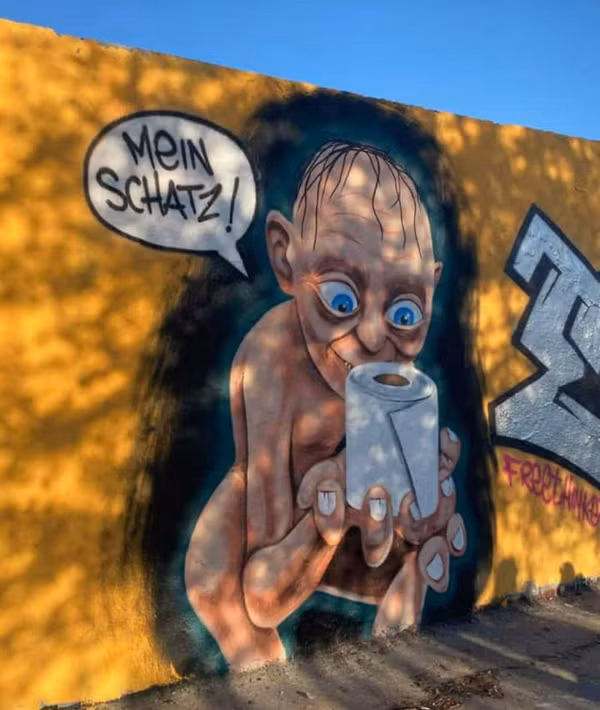 Tại Berlin, Đức, bức tranh tường của nghệ sĩ Eme Freethinker đã tái hiện hình ảnh nhân vật Gollum trong phim 'Chú tể của những chiếc nhẫn'. Với sự sáng tạo của mình, Eme đã 'hô biến' vật phẩm quý giá nhất của Gollum không phải là chiếc nhẫn vàng mà là cuộn giấy vệ sinh.