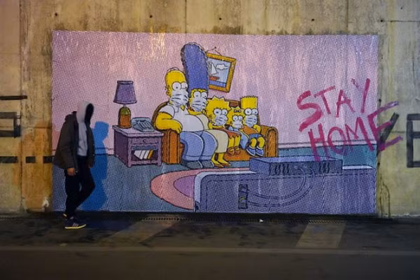Lấy cảm hứng từ bộ phim hoạt hình nổi tiếng Gia đình Simpson, họa sĩ Nello Petrucci đã tạo nên một bức tranh đường phố cỡ lớn tại Italy với hình ảnh các nhân vật nhà Simpson ngồi xem TV và đeo khẩu trang.