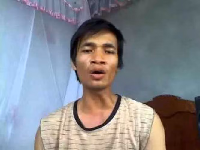 Cách đây 9 năm, hình ảnh một chàng trai gầy gò, tự tin khoe giọng hát thảm họa đã nhận về sự quan tâm cực lớn. Nhân vật đang được nhắc tới có tên Nguyễn Đức Hậu (SN 1987, hay còn gọi là Lệ Rơi) đến từ Hải Dương.