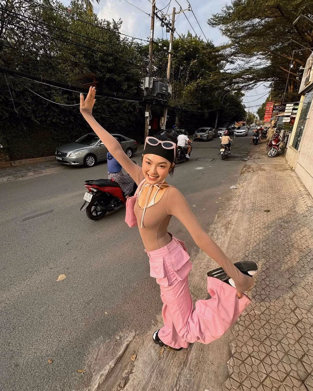 Ngoài những giờ làm việc sau máy ảnh, Lynhci còn gây ấn tượng với gu thời trang cá tính, biến hóa đa dạng.