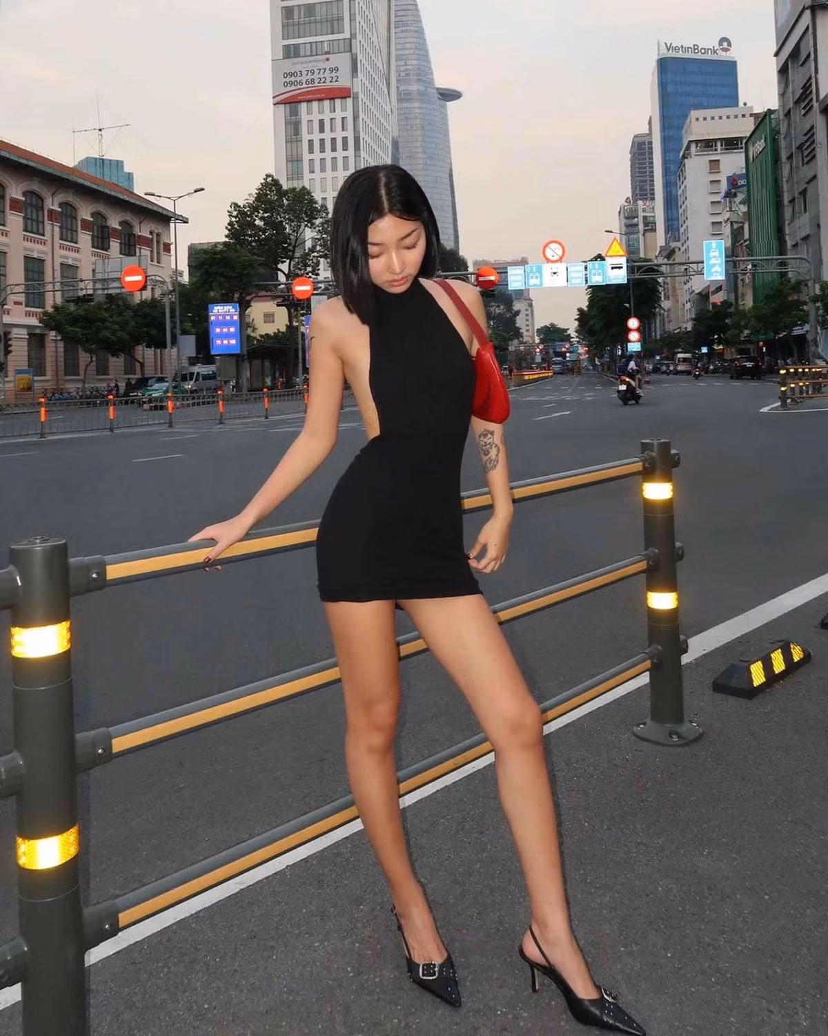 Bởi ngoài năng khiếu về thời trang, Oanh đã chăm chỉ luyện tập để sở hữu vóc dáng săn chắc, chuẩn người mẫu. Thân hình gợi cảm được cho là yếu tố quan trọng giúp nữ người mẫu sinh năm 1997 "cân" được mọi kiểu phối đồ.