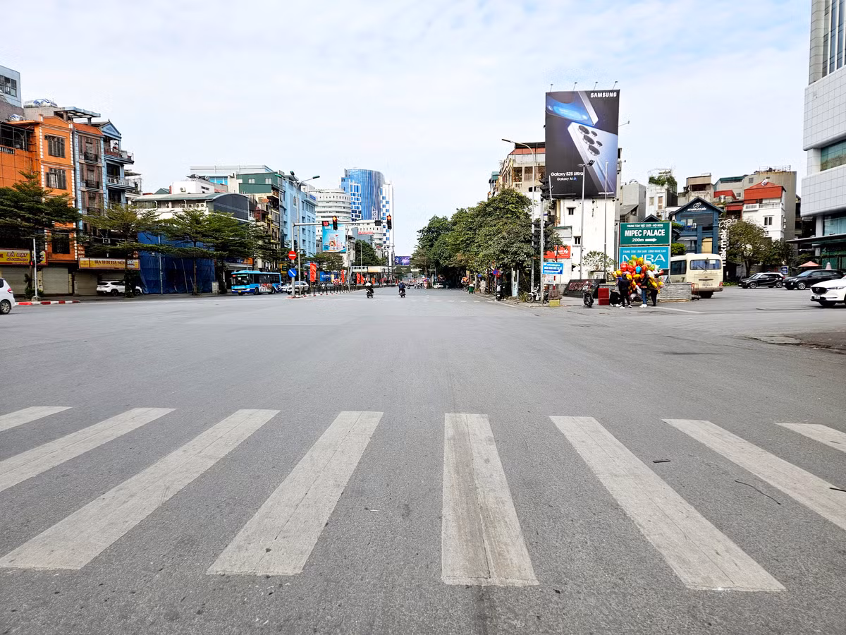 Những con đường hàng ngày oằn mình chịu hàng triệu lượt xe qua lại nay vắng bóng người qua lại.