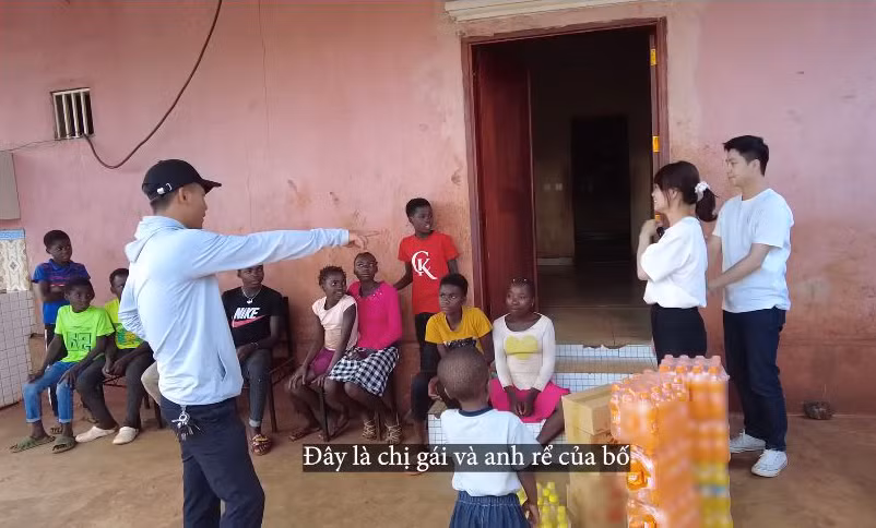 Theo lời chia sẻ từ Nhật Lệ, khi em trai đi xuất khẩu lao động tại châu Phi, cô cũng qua Nhật Bản du học và làm kỹ sư nông nghiệp ở đó 1 năm. Trở về Việt Nam vào cuối năm 2022, người đẹp xứ Nghệ phụ giúp Quang Linh quản lý công ty. Cô được em trai và mọi người hài hước gọi bằng biệt danh “Lệ tổng”.