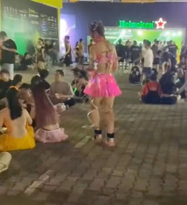 Trong đoạn clip, không ít người tỏ ra giật mình khi nhìn vào vóc dáng của nữ TikToker.