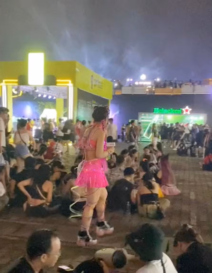 Có thể thấy so với ảnh sống ảo, Lê Bống ngoài đời không cao bằng. Đôi chân cô nàng cũng gặp nhược điểm là kém thon gọn, không giống như clip TikTok.