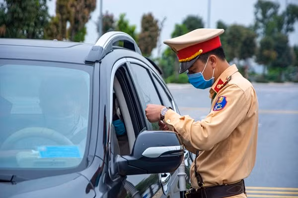 Cong an Ha Noi lap 30 chot kiem soat cach ly xa hoi
