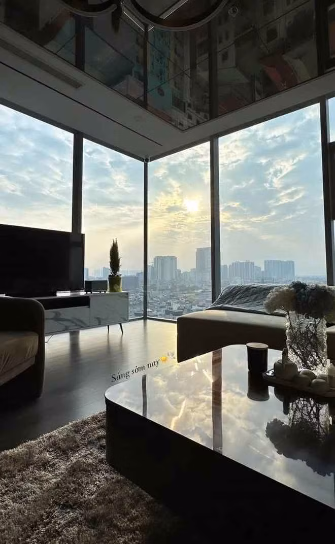 Bên trong căn nhà được vợ chồng Thành Chung chọn tone màu trắng xám đơn giản và hiện đại, phù hợp với gia đình trẻ. Điểm nhấn của căn nhà không phải thiết kế mà là khung cảnh nhìn từ phòng khách.