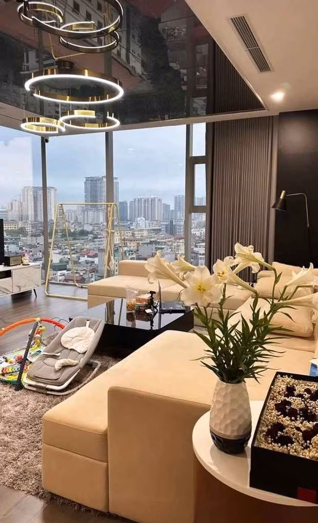 Ngoài ra em bé Leo của cặp đôi cũng thường xuyên được bố mẹ cho chụp ảnh với background độc quyền này.