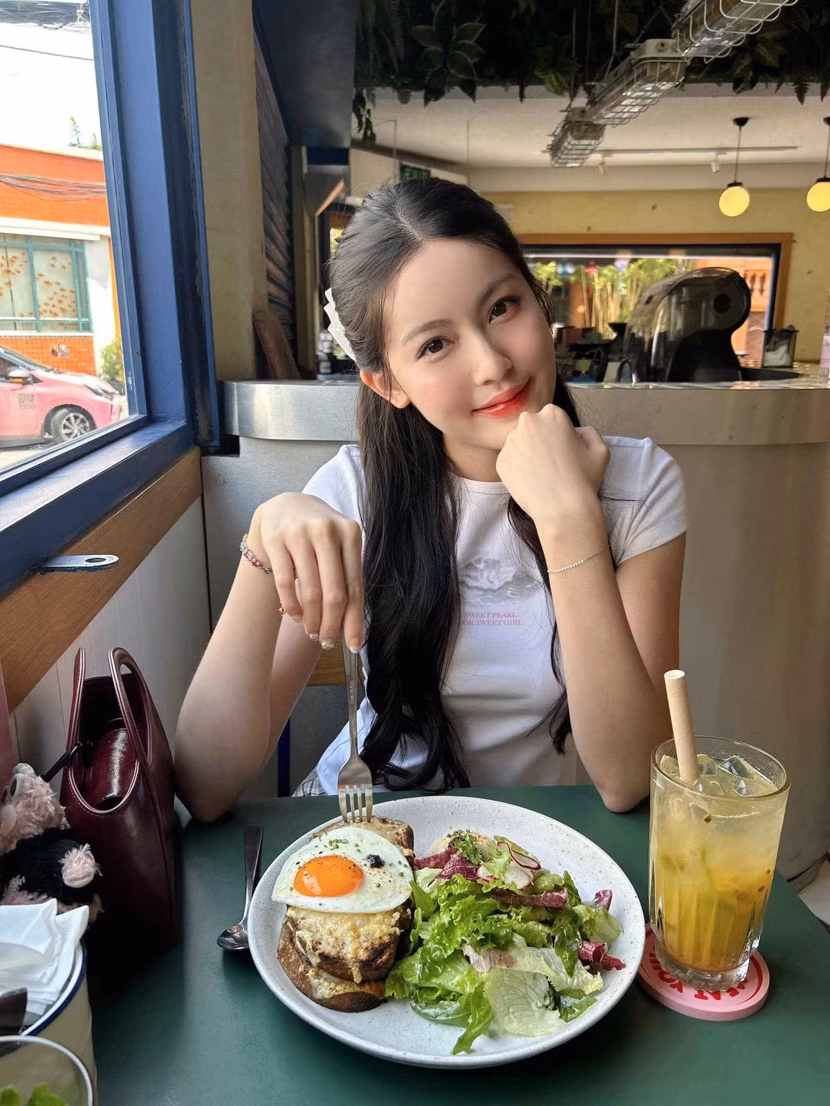 Nhiều người cho rằng nhìn bạn gái HIEUTHUHAI qua camera thường thậm chí còn đẹp hơn cả những bức ảnh cô bạn tự đăng tải trên MXH.