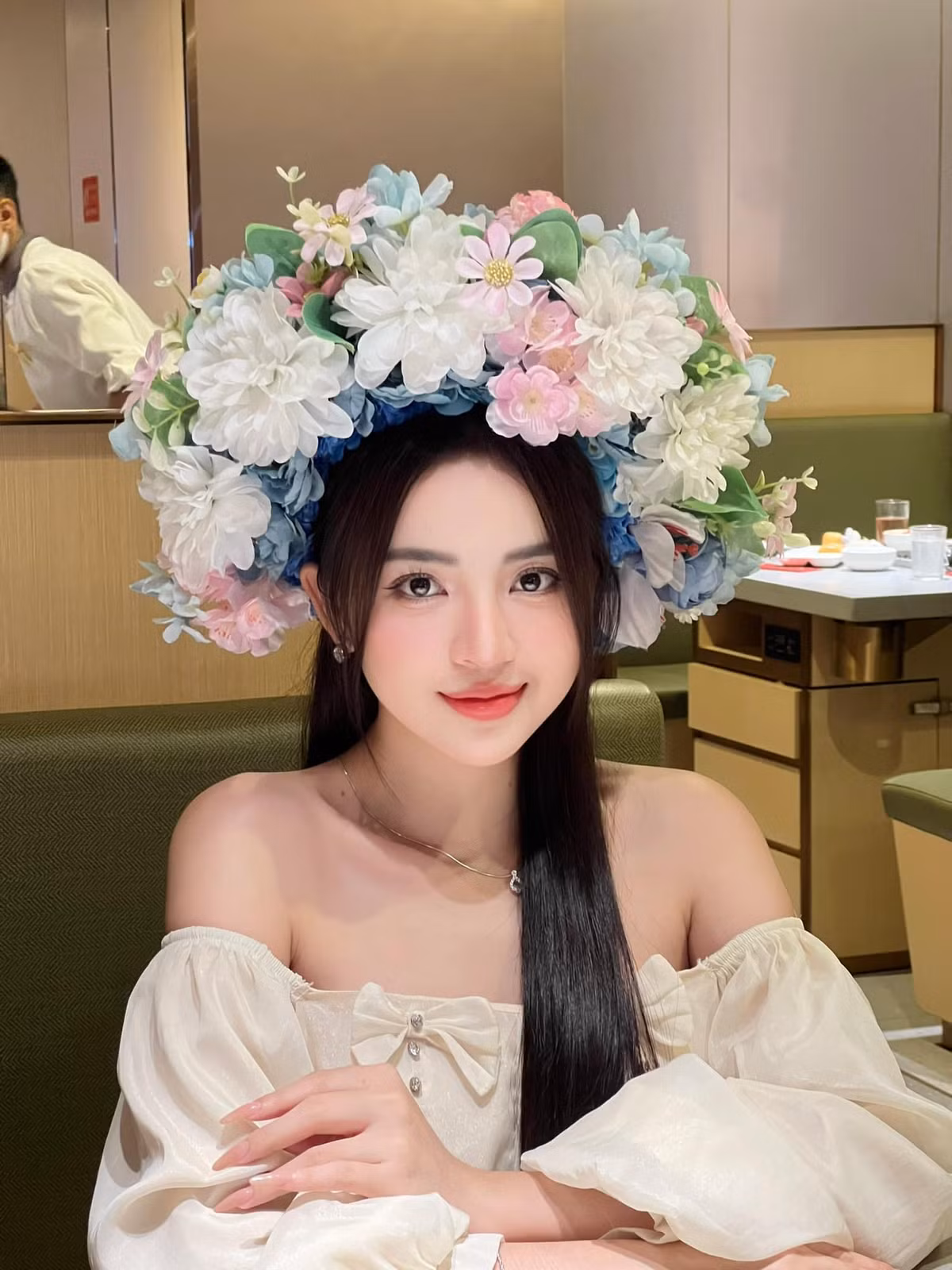 Bé My tên thật là Sầm Thị Mỹ Hạnh. Cô nàng quê Cao Bằng dễ dàng ghi điểm và có được cảm tình từ người đối diện nhờ sở hữu ngoại hình xinh xắn, hay cười, phong cách nói chuyện duyên dáng, thường xuyên giao lưu và tương tác với người xem.
