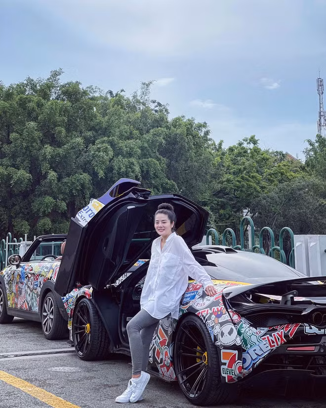 Diện áo thun bình thường cũng được, diện váy khoét sâu khoe trọn vòng 1 cũng được, nhan sắc của Lê Loan thực sự vô cùng thu hút.