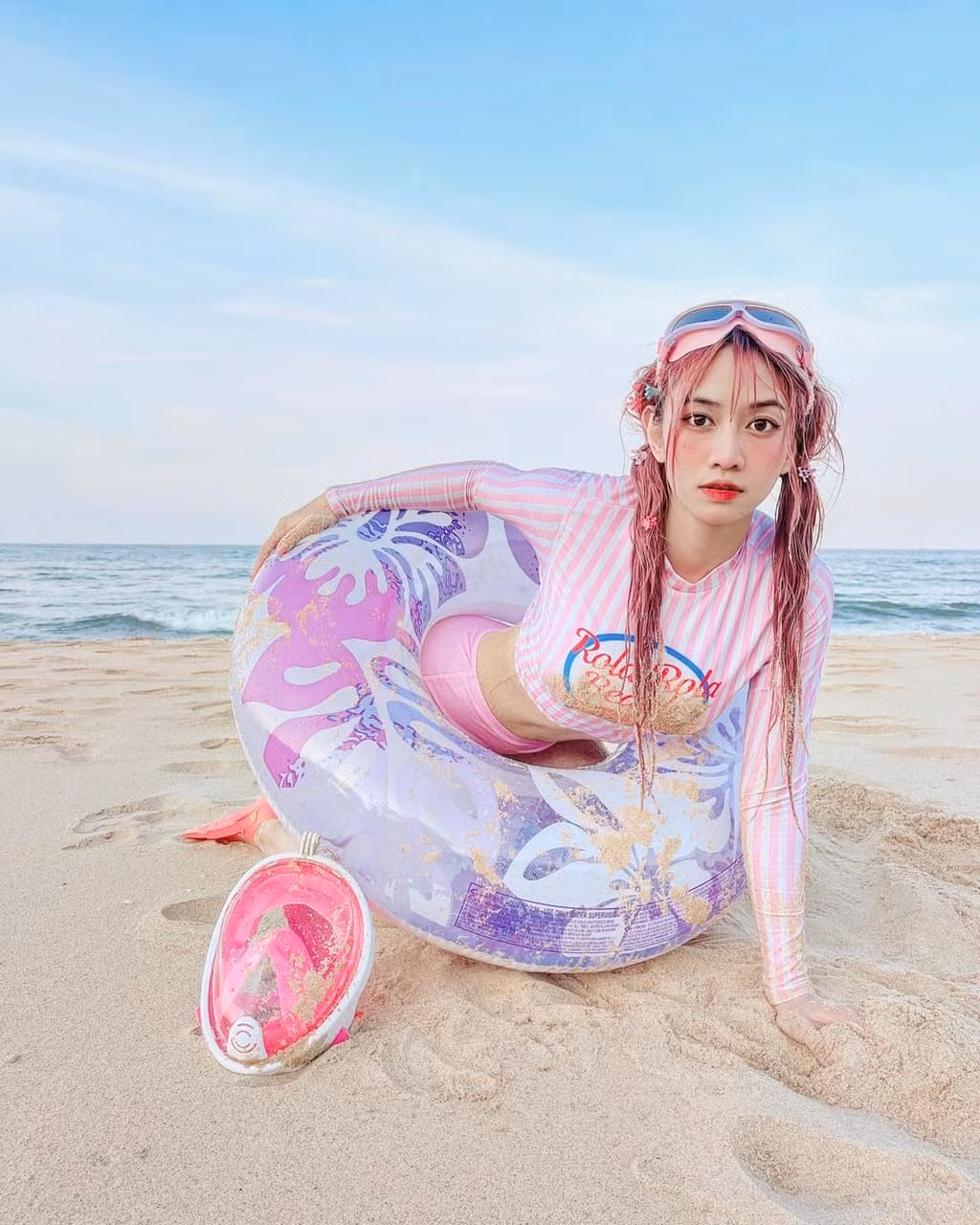 Chẳng cần quá yểu điệu như các hot girl khác, Lê Bống lại chọn cho mình phong cách tinh nghịch trong bộ ảnh mới.