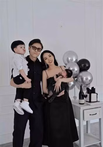 Cách đây không lâu, Joyce Phạm tiết lộ vừa nhấn mí và làm mắt để tự tin hơn. Ngoài những lần làm đẹp trên, cô nàng từng chi gần 100 triệu để làm ngực sau khi sinh con trai đầu lòng được một thời gian.